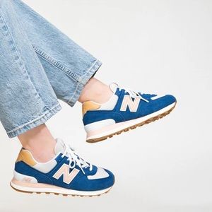 New Balance 574 used and still in good condition. Flaws showcased on pictures.